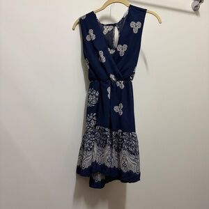 💙🤍 Navy Floral Sleeveless Dress – Flowy & Feminine (Size Small) 🤍💙